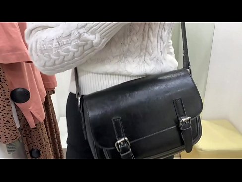 ❤️ Masturbasi publik dari jalang muda FeralBerry dengan dildo di kamar pas ️❌ Video porno pada kami
