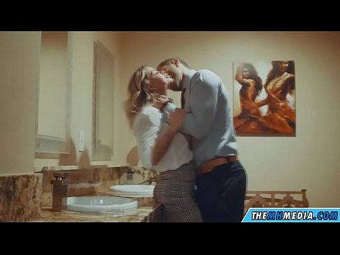 ❤️ Ketika seorang pirang berdada menggoda Anda di toilet umum ️❌ Video porno pada kami